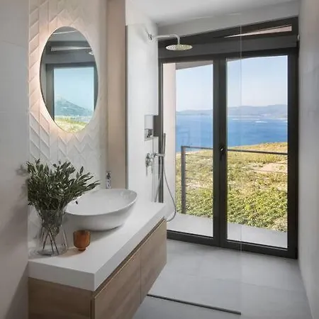 Luxury & Unique Bevel House With Sea View فيلة *