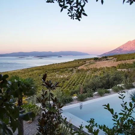 Luxury & Unique Bevel House With Sea View أوروبيتش