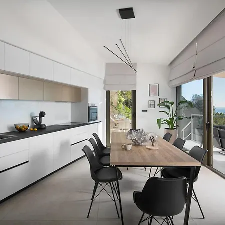Luxury & Unique Bevel House With Sea View Vila *